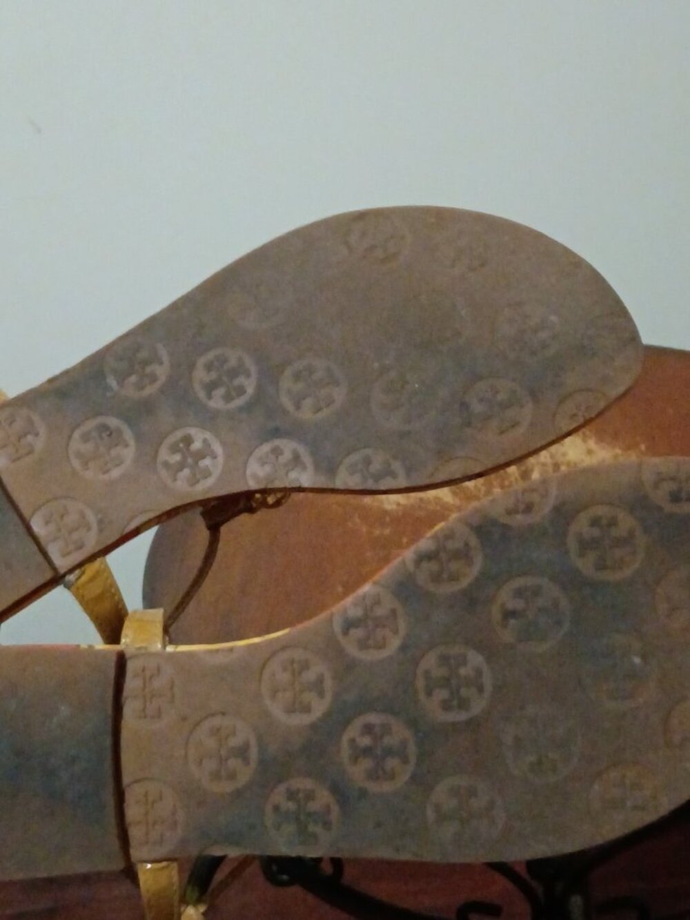 Tory Burch Emmy T-Strap Tan Floral Print Gold Emblem Women's Sandals Size 8.5 M - Picture 3 of 11